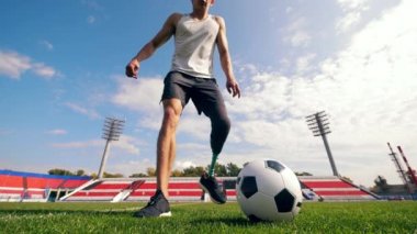 Engelli futbolcu topu sürüyor.