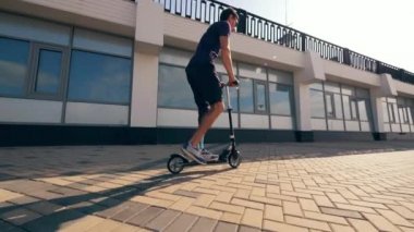 Mobilete binen bacağı olan bir adamın yavaş hareketi.
