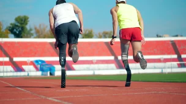 Paraolimpijscy biegacze na stadionie w zwolnionym tempie — Wideo stockowe