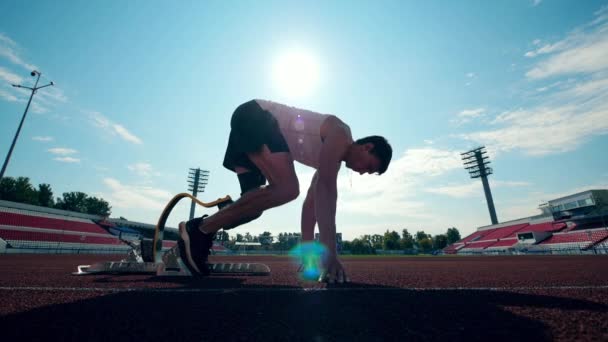 다리 대체재를 가진 운동 선수가 달리 기 시작 한다 — 비디오
