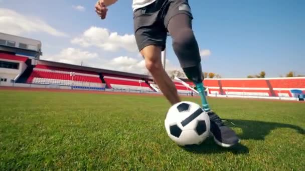 Palla è ottenere calci da un uomo con un bionico gamba — Video Stock