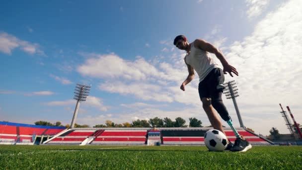 障害者サッカー選手はボールで遊んでいる — ストック動画