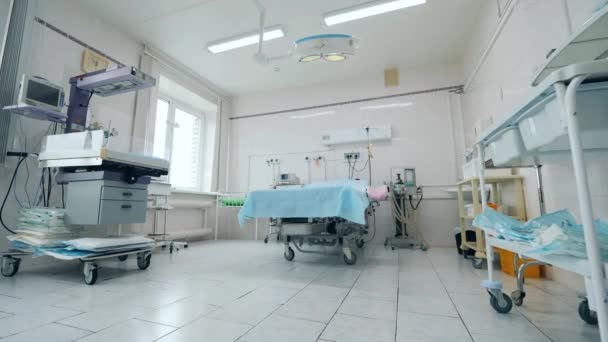 Grote zaal met medische apparatuur. — Stockvideo