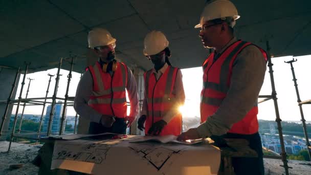 A mérnökök egy építési projektet terveznek. — Stock videók