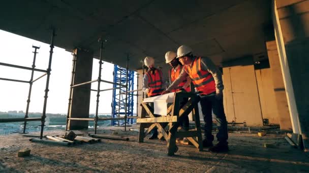 Lote de edificio urbano con arquitectos hablando sobre diseños — Vídeos de Stock