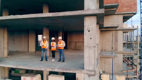 Construcción de hormigón en progreso con un equipo de ingenieros — Vídeo de stock