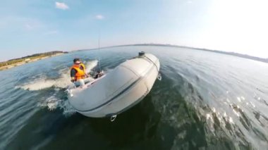 Bir adam ön cephesi kaldırılmış bir şekilde otobotla seyahat ediyor.