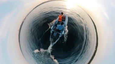Şişme teknede sürüklenen iki adamın görüntüsü