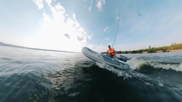Zoom inn på en båt som navigeres av en mann – stockvideo