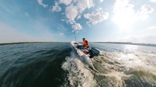 Barco inflável flutuante com um homem a bordo — Vídeo de Stock