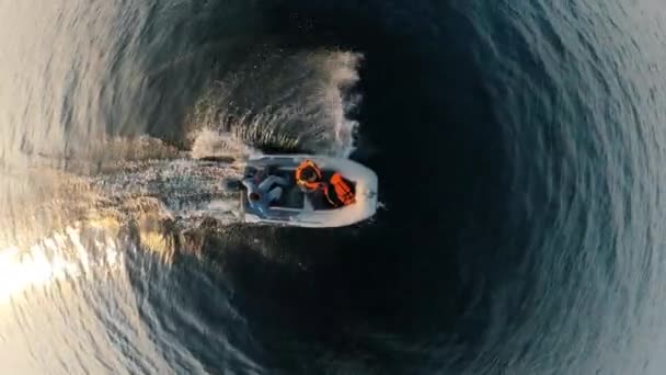Vista dall'alto di due uomini seduti in barca a motore a vela — Video Stock