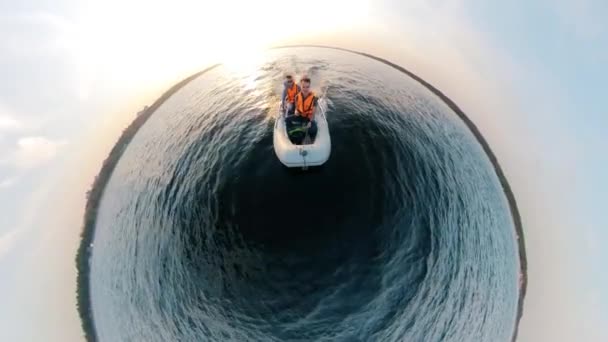 Půlkruhový pohled na dva muže plavící se na motorovém člunu — Stock video