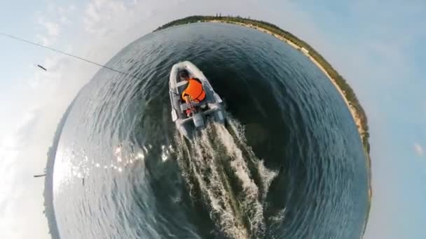 Vista redonda de un río siendo atravesado por el hombre en el bote — Vídeo de stock