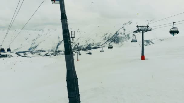 Cable cars are moving along the mountain peaks. Ski lift in the mountains. — Stock Video
