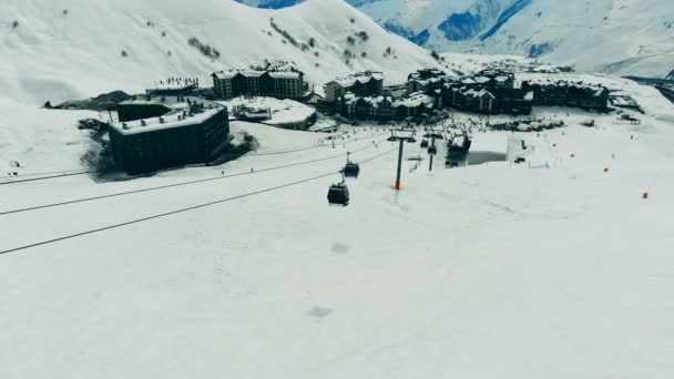 Estância de esqui em montanhas com um cabo — Vídeo de Stock