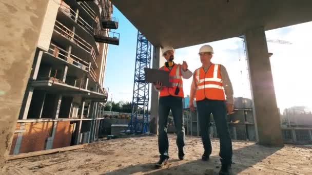 Local do projeto urbano com trabalhadores do sexo masculino caminhando — Vídeo de Stock