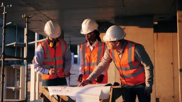 Gruppe von Architekten plant ein Bauprojekt — Stockvideo