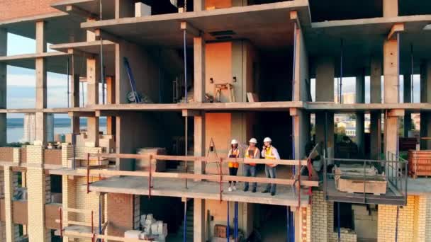 Lugar de proyecto de gran altura con un equipo de arquitectos en él — Vídeo de stock