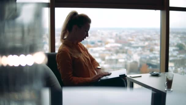 Stadtcafé mit freier Mitarbeiterin, Frau tippt auf Laptop — Stockvideo