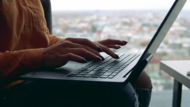 Женские руки печатают на клавиатуре компьютера — стоковое видео
