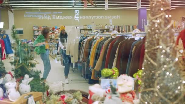 Vrienden controleren kleren in een winkel. — Stockvideo