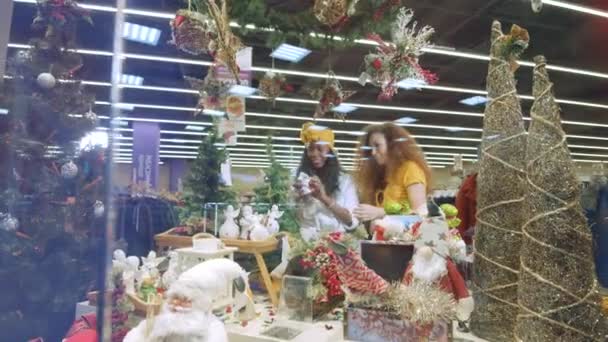 Souriantes filles choisissent cadeaux de Noël . — Video