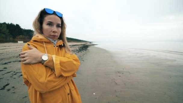 Mer d'automne avec une femme debout près et gelant — Video