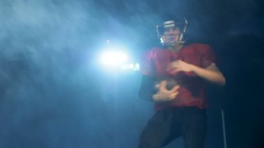 Amerikalı futbolcu elinde topla koşar, yaklaş..