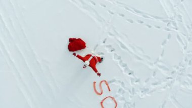 Karda Noel Baba 'dan yardım dileniyor.
