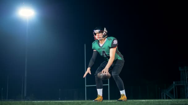 Jugador de fútbol americano lanzando una pelota, de cerca . — Vídeos de Stock