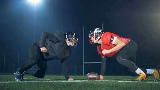 Giocatori di football americano in competizione su un campo di calcio, vista laterale . — Video Stock