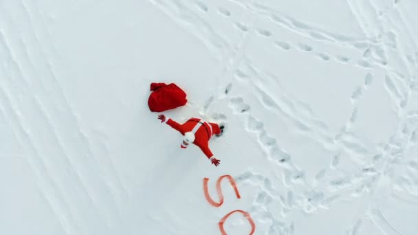 Chorando por ajuda de Papai Noel na neve — Vídeo de Stock