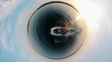 Botun güvertesinde 360 derecelik ters panorama.