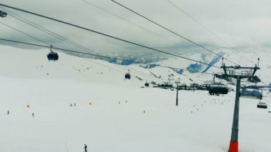 Dağ beldesinde çalışan kablo tramvayı