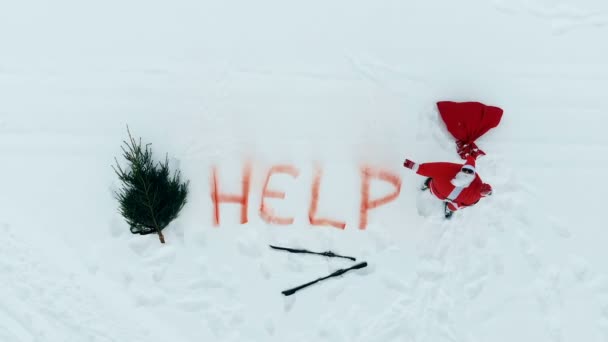 Заблудившийся Санта-Клаус просит помощи в снегу — стоковое видео