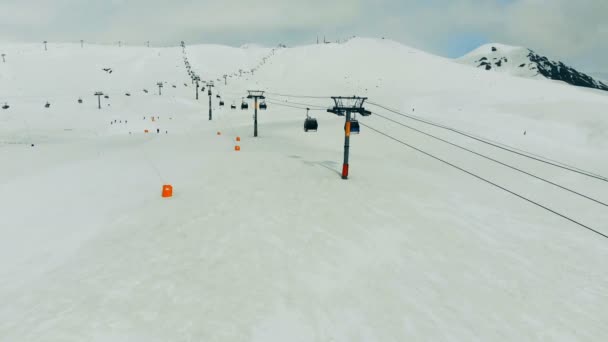 Cabines de câbles se déplacent le long du tramway dans la neige — Video