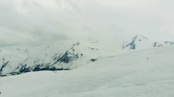 Pittoreska steniga backar med människor som åker skidor. Skidhiss kabelbana i bergen. — Stockvideo