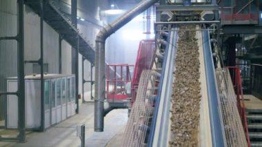 Fabrika taşıyıcısı taşları bir tesiste taşıyor..