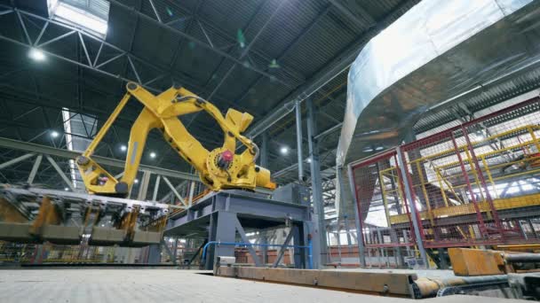 Industrial loader works with bricks on a conveyor. — Stock Video