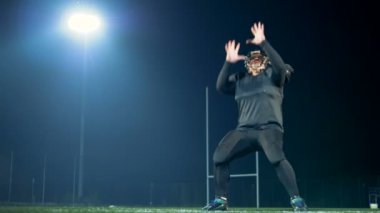 Amerikalı futbolcu topu yakalıyor, yaklaş..