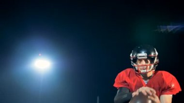 Sporcu topu yakalar ve kamerayı gösterir..