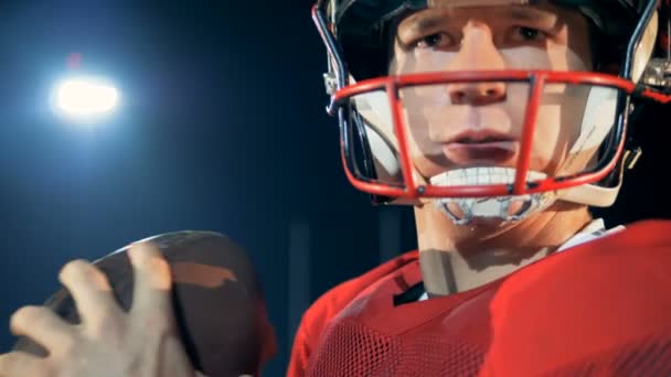 Atleta di football americano pronto per una partita, da vicino . — Video Stock