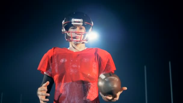 Professionele voetballer op zoek naar een camera, close-up. — Stockvideo