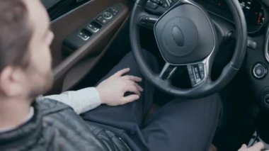 Sürücü koltuğunda bir adam olan otomatik bir araç.