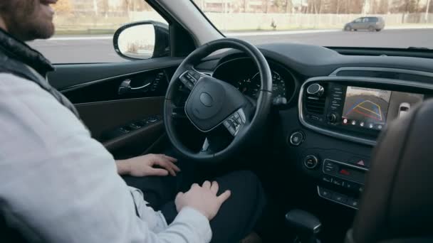 Rueda del coche está girando automáticamente con un hombre observándolo — Vídeos de Stock