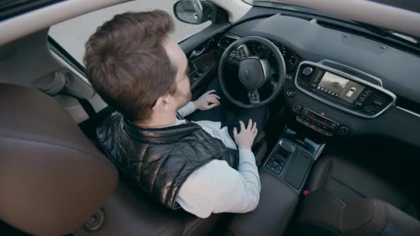 Ο αρσενικός οδηγός μετακινεί γρανάζια σε αυτόματο όχημα. Αυτόνομη οδήγηση αυτοκινήτων στάθμευσης από μόνη της. — Αρχείο Βίντεο