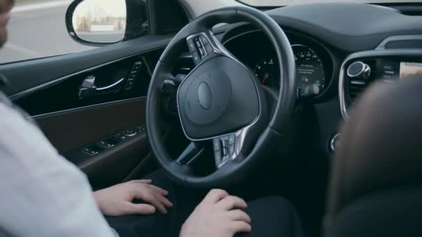 Человек наблюдает за автоматически вращающимся колесом — стоковое видео