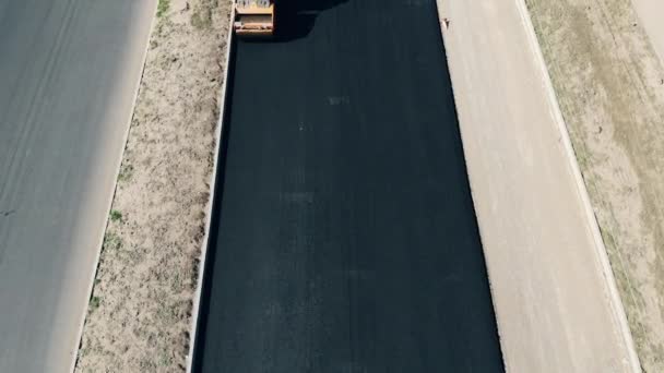 Visão superior de uma estrada de asfalto sendo feito pelos trabalhadores — Vídeo de Stock