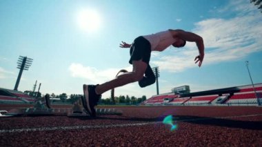 Stadyumda ağır çekimde bir felç koşusu.