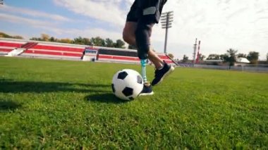 Engelli futbolu yavaş çekimde oynuyor.
